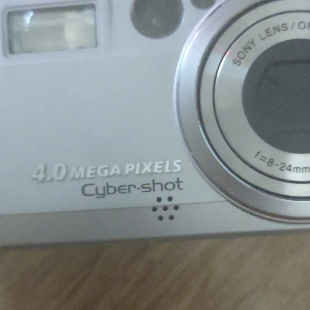 Sony DSC-P9 digital still camera. 4.0 MP - Picture 2 of 12